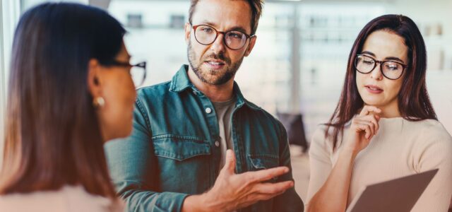 man explaining to his female colleagues