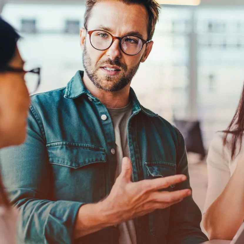 man explaining to his female colleagues