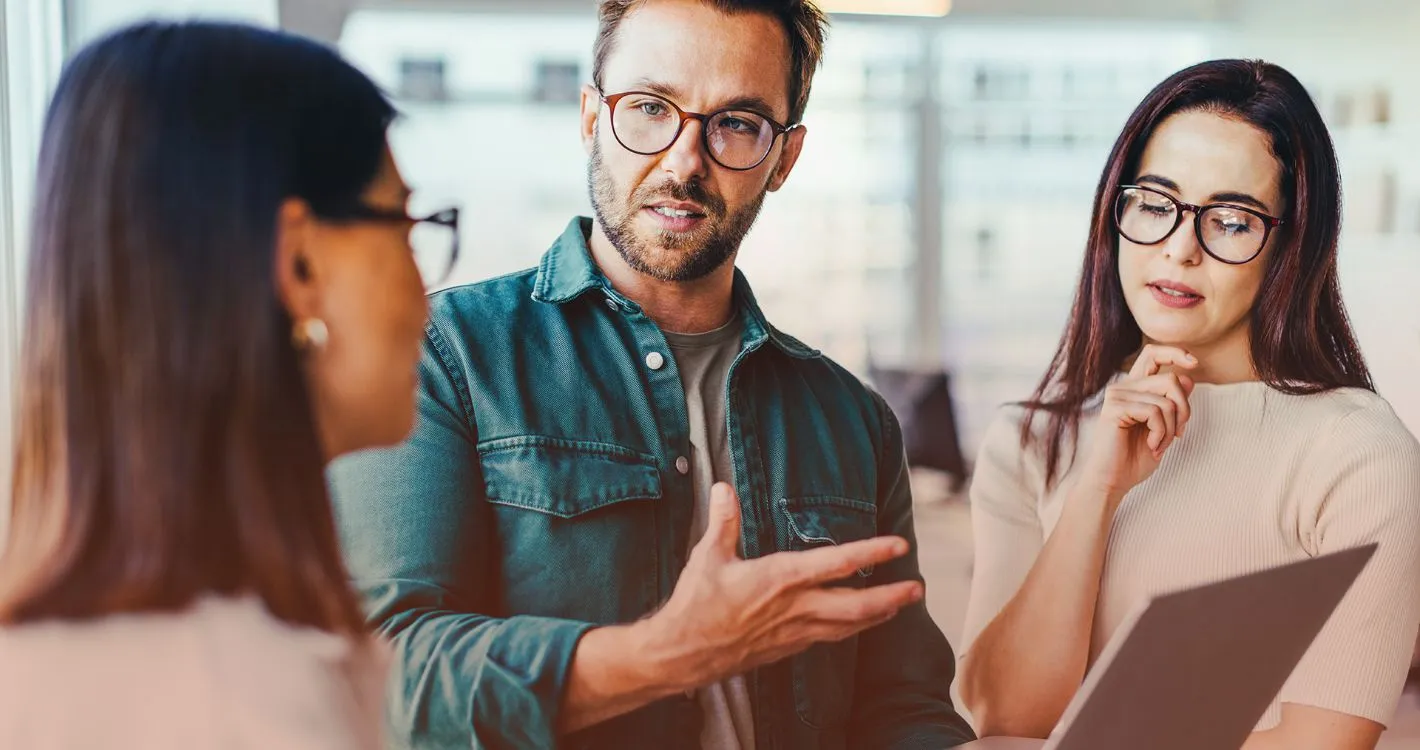 man explaining to his female colleagues