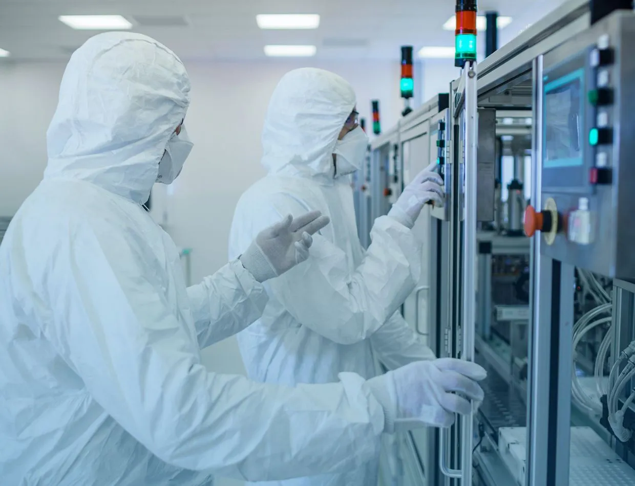 cleanroom technicians