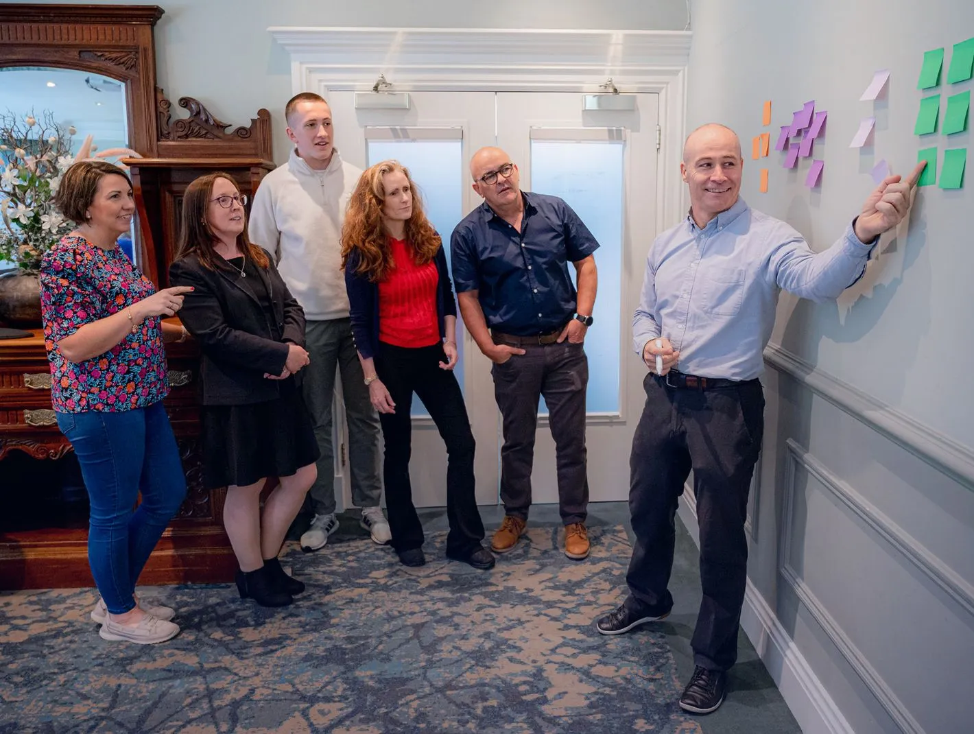 team brainstorming using post-it notes